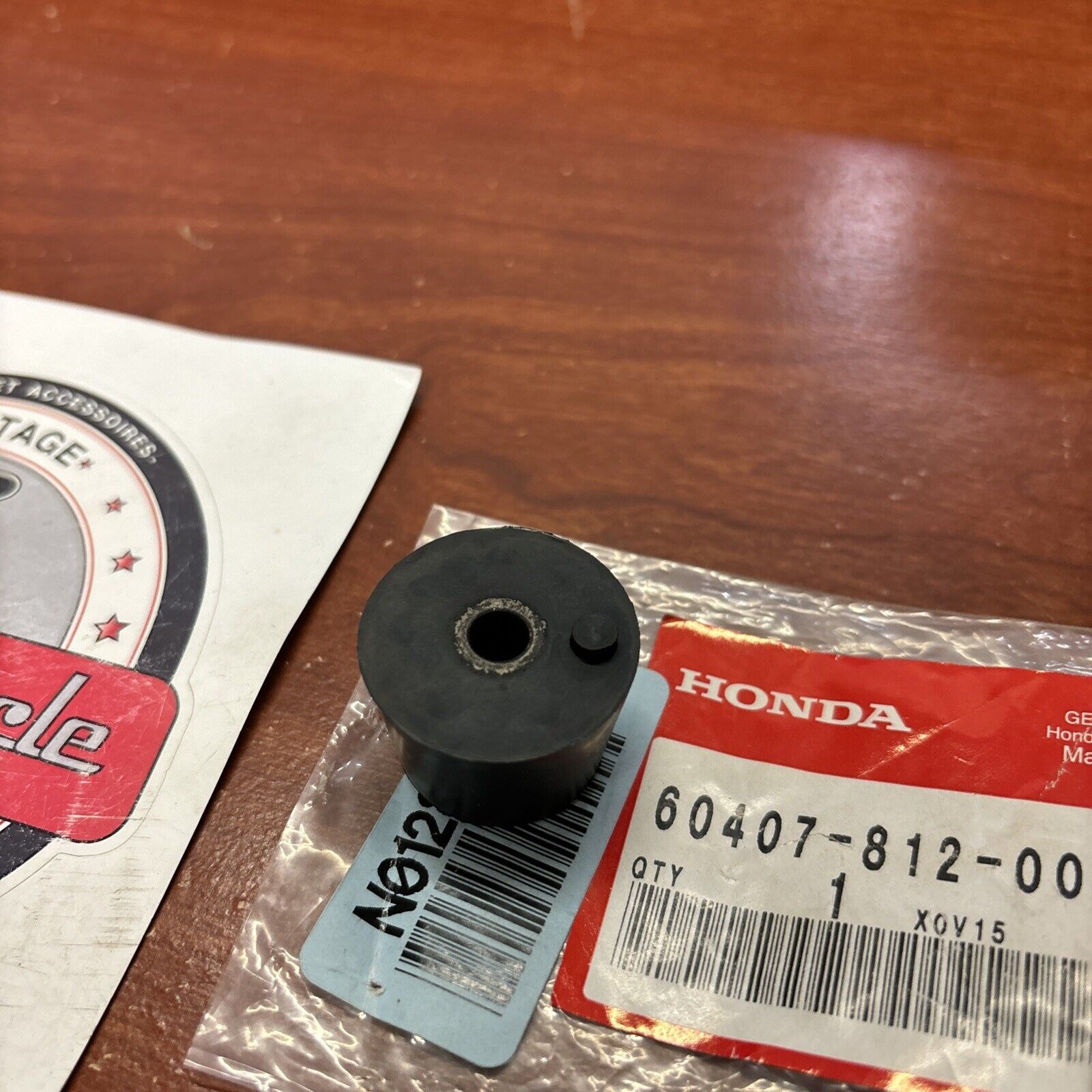 NOS Honda GX120 K1 BOTTOM RUBBER 60407-812-000 H164