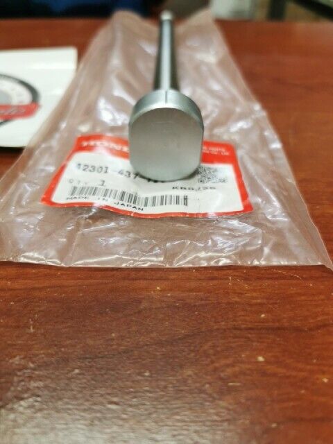NEW NOS HONDA  XL125S  XL185S 1981 - 1984  Rear Wheel Axle 42301-437-710  H29