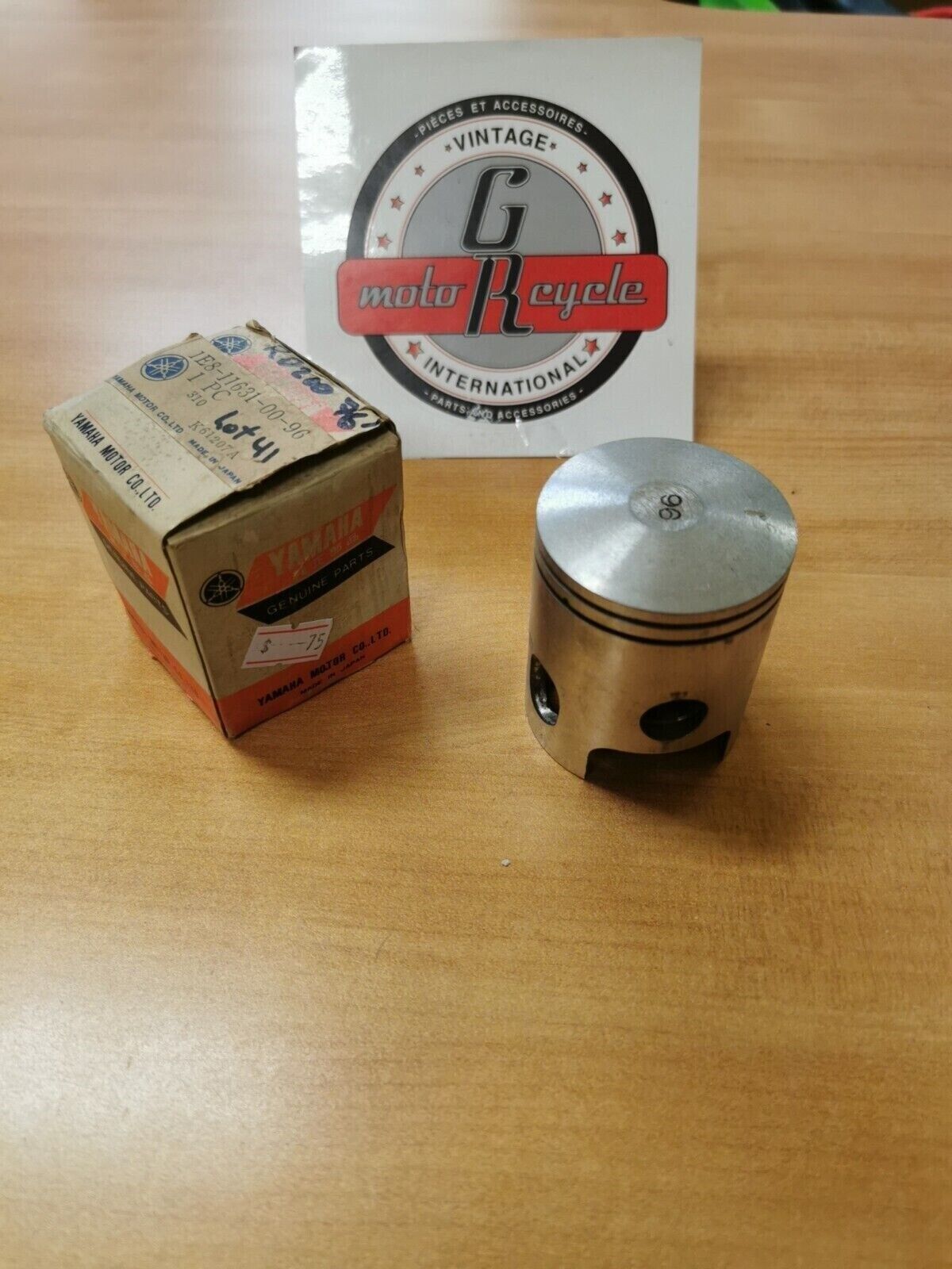 NOS YAMAHA RD200 1976  PISTON STD  1E8-11631-00-96  Y45