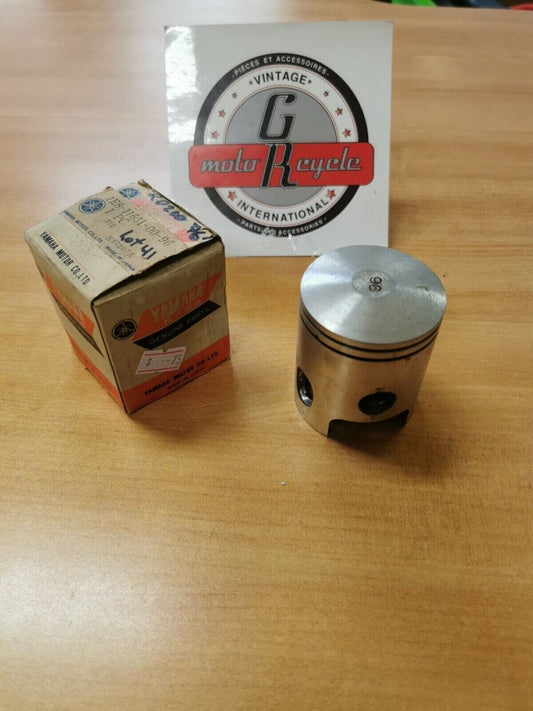 NOS YAMAHA RD200 1976  PISTON STD  1E8-11631-00-96  Y45