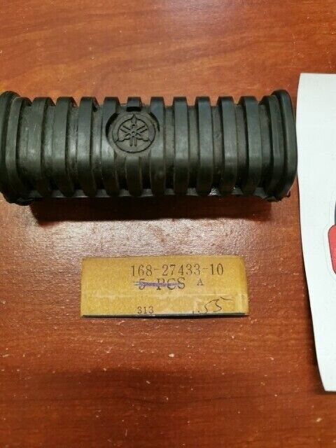 NOS Yamaha REAR FOOT REST COVER 168-27433-10-00 SUB 168-27433-00-00 Y115