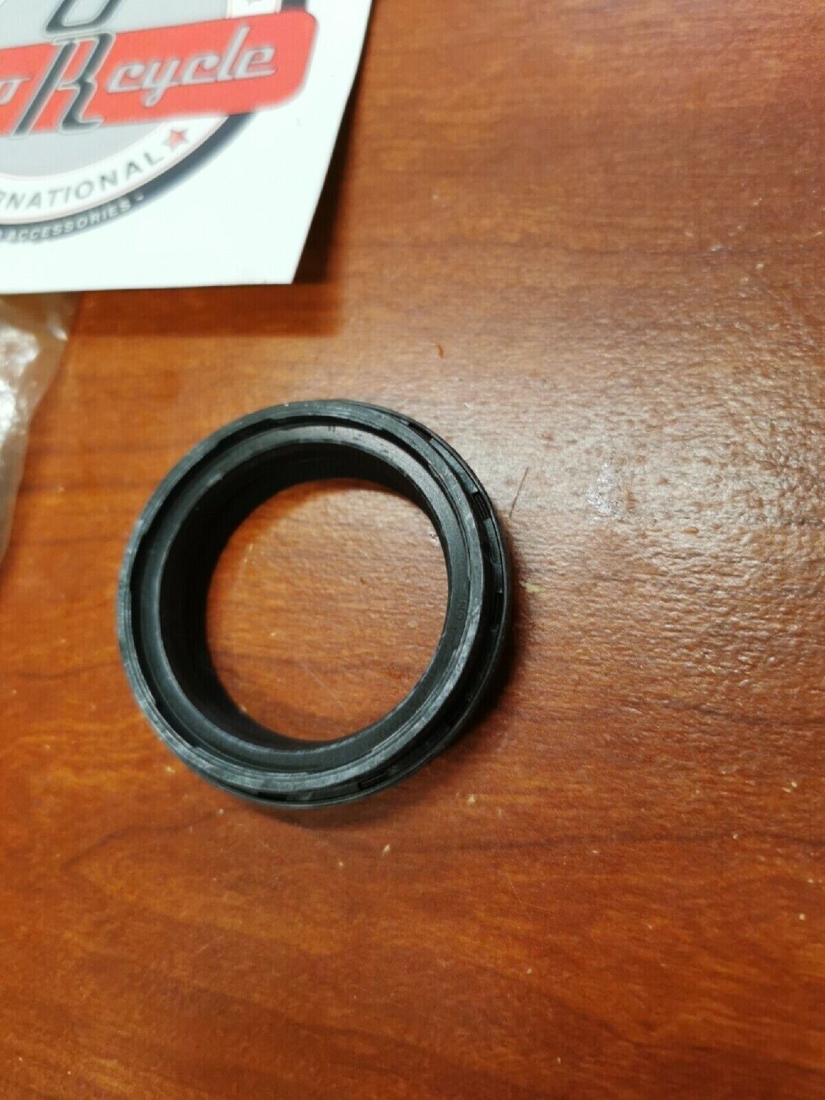 NOS Kawasaki ZG1000 ZR900 EX650 EN500 FORK OUTER TUBE SEAL 92093-1472 K26
