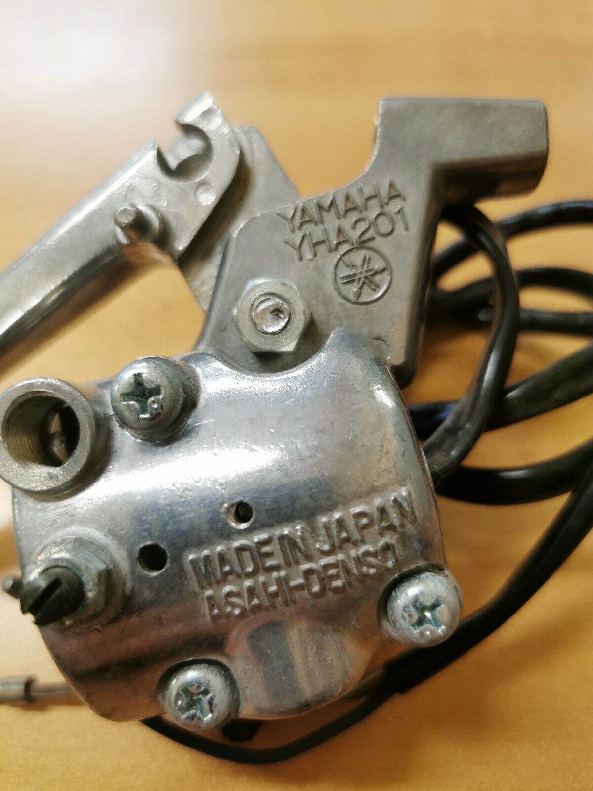 NOS YAMAHA LEVER HOLDER ASSEMBLY RIGHT  218-82920-00-00 Y38