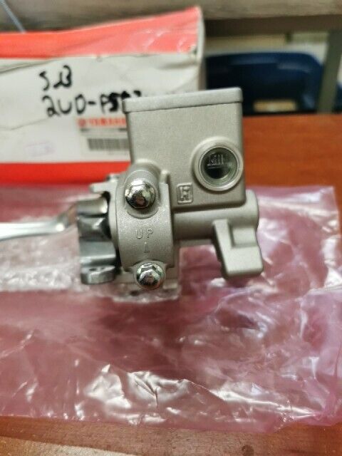 NOS Yamaha YFM700 REAR MASTER CYLINDE 1HP-2583V-00-00 SUB 2UD-F583V-00-00 Y105