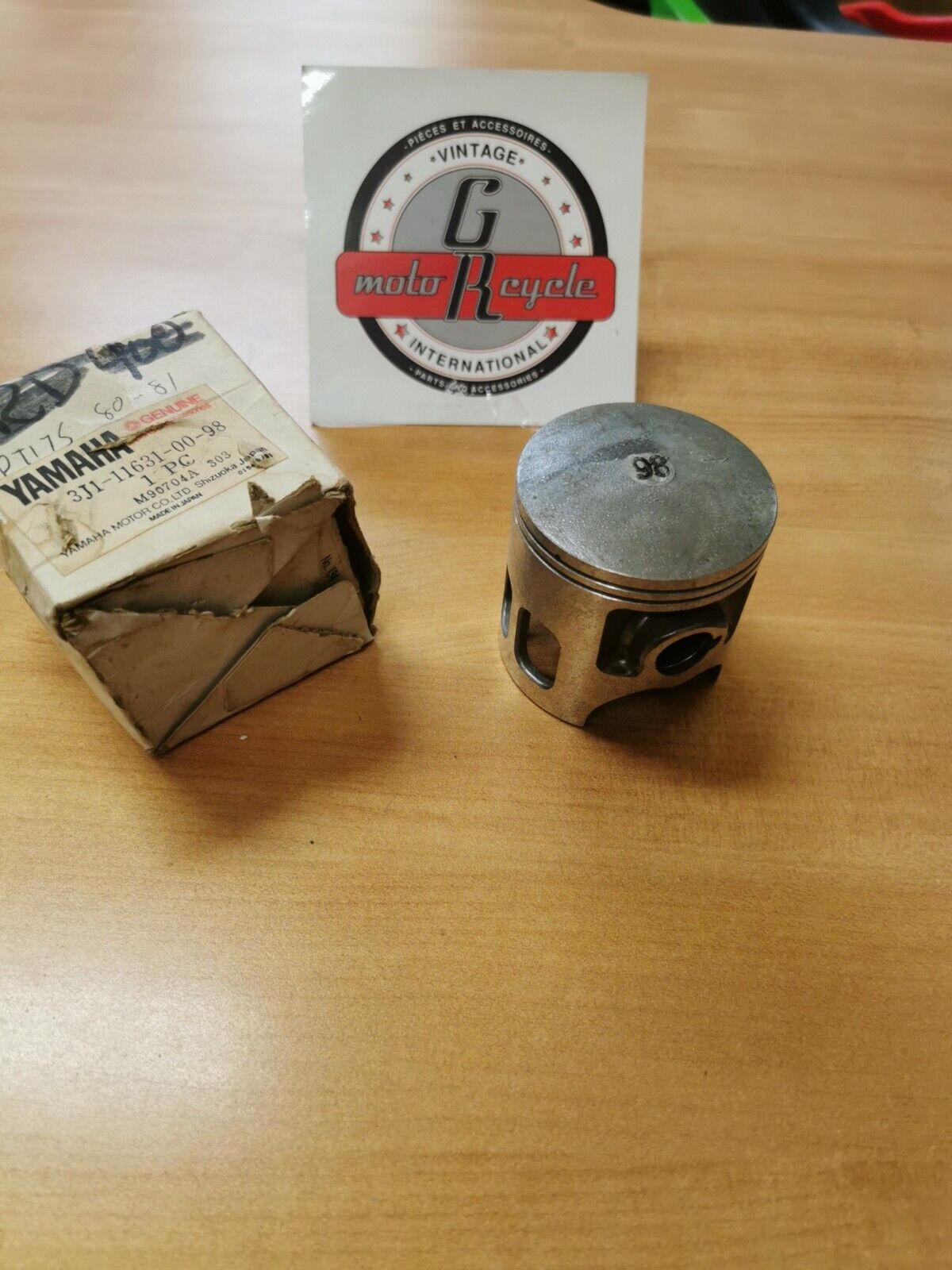 NOS YAMAHA DT175 1980 1981  PISTON STD  3J1-11631-00-98   Y45