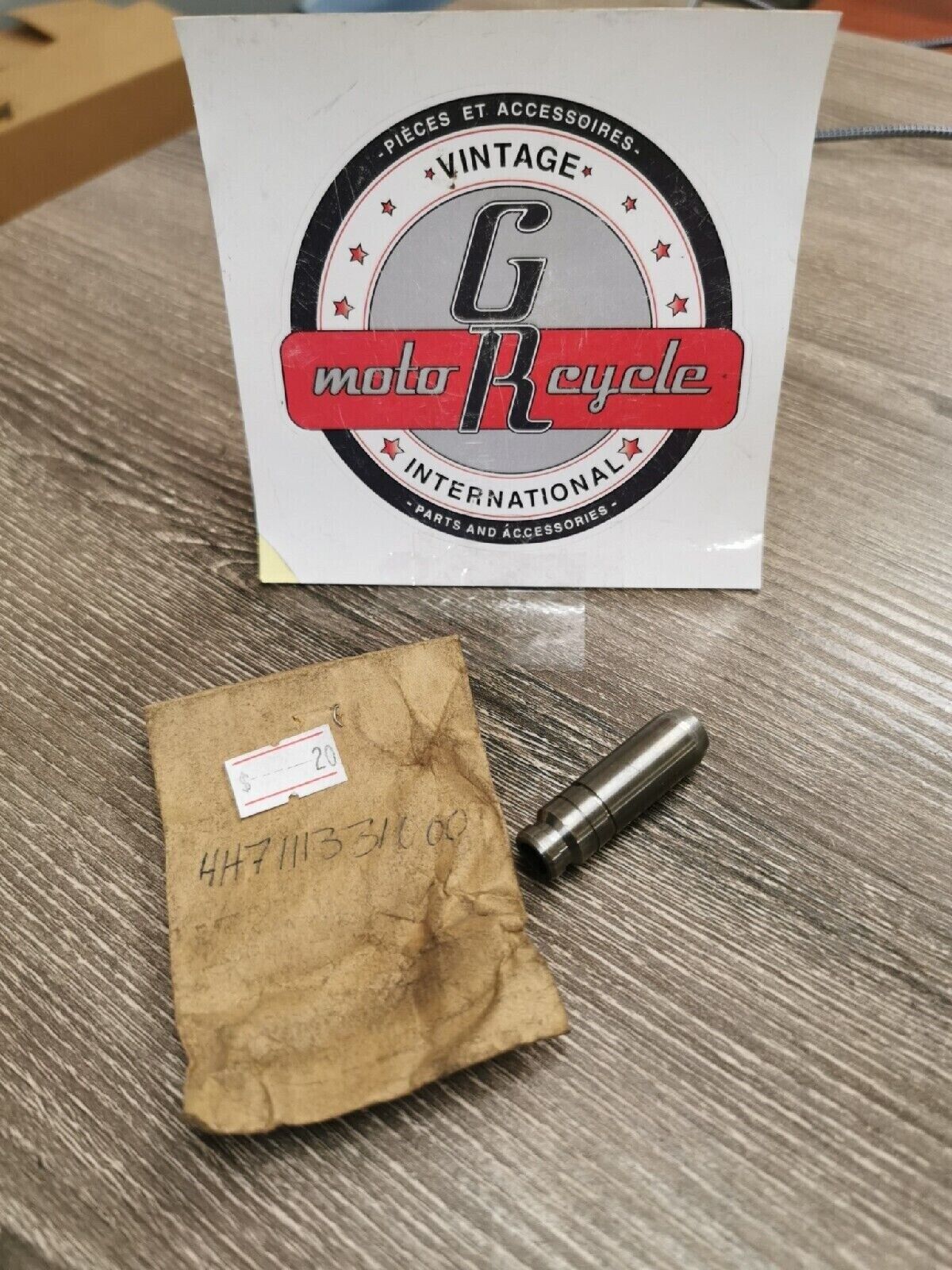 NOS YAMAHA YFM600 SRX600 XT600 XJ750 GUIDE  Intake Valve  4H7-11133-10-00  Y57