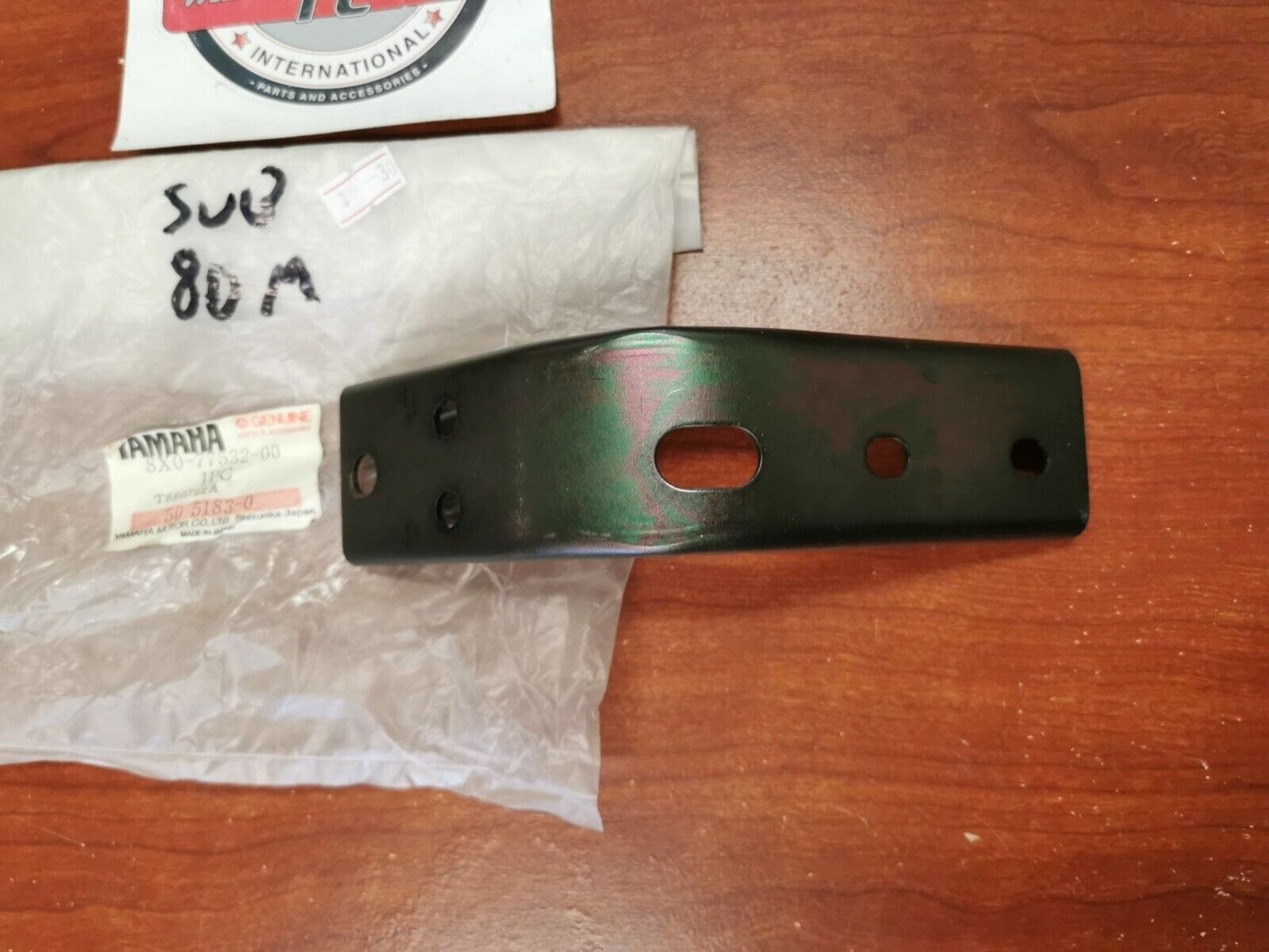 NOS Yamaha FRONT RIGHT BRACKET 8X0-77532-00-00 SUB. 80M-77532-00-00 Y92