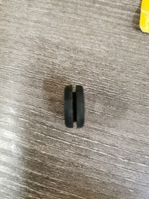NOS Yamaha XVZ1300TFR XVZ13TFP XVZ1300TFS XVZ13TFLC GROMMET 256-21541-00-00 Y139