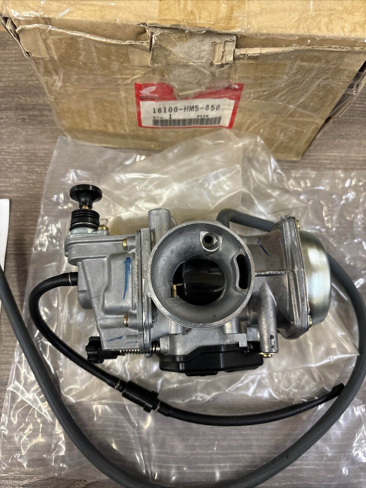 NOS Honda 1996 - 2000 TRX300 TRX300FW CARBURETOR 16100-HM5-850 H119