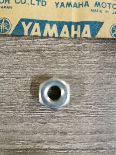 NOS YAMAHA GPX433G GPX338F TW200RC TW200S NUT SELF LOCKING 90185-08054-00 Y149