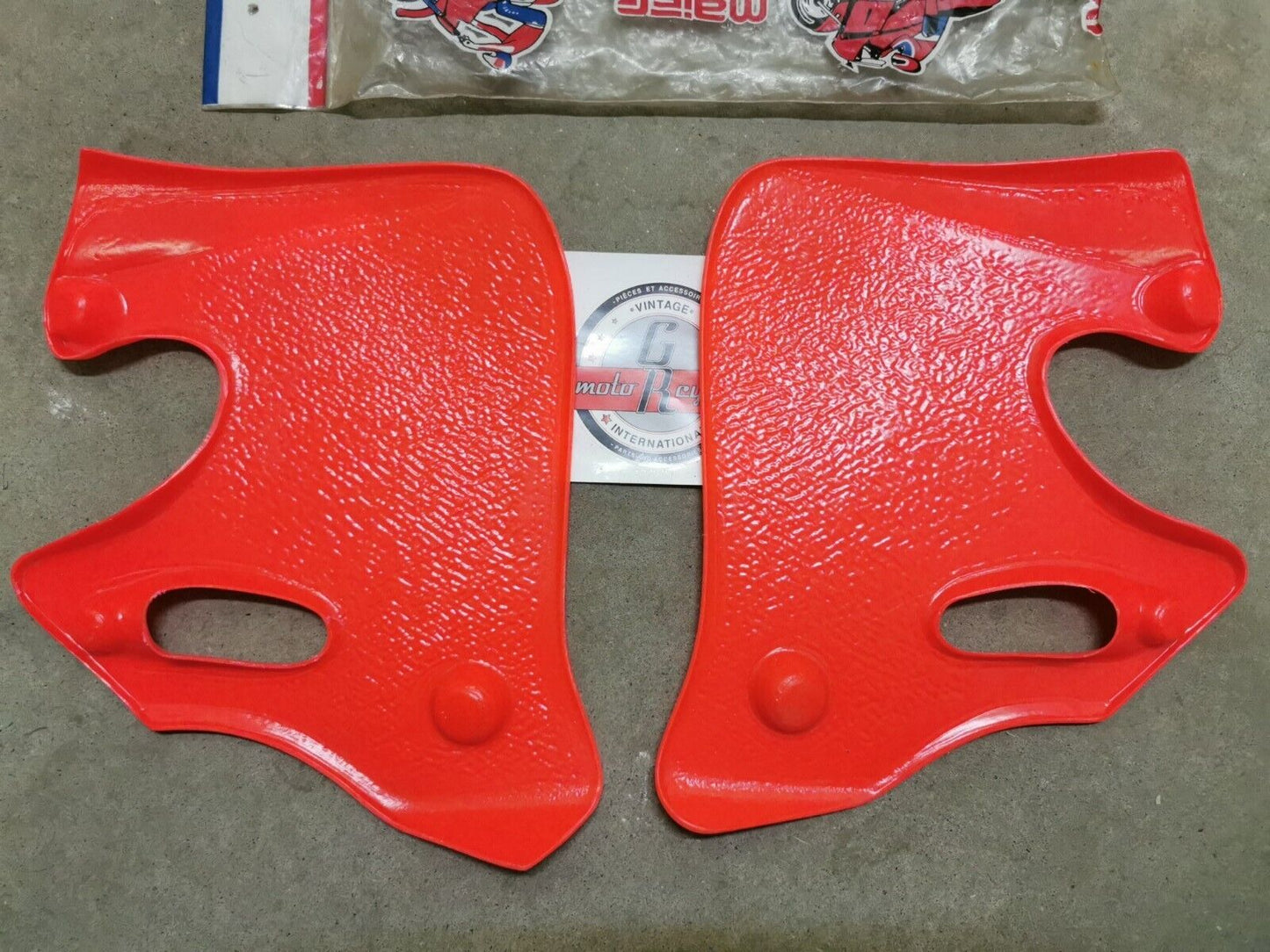 NOS MAIER HONDA CR125R CR250R  FUEL TANK RADIATOR SCOOPS SHROUD RED Kit J42