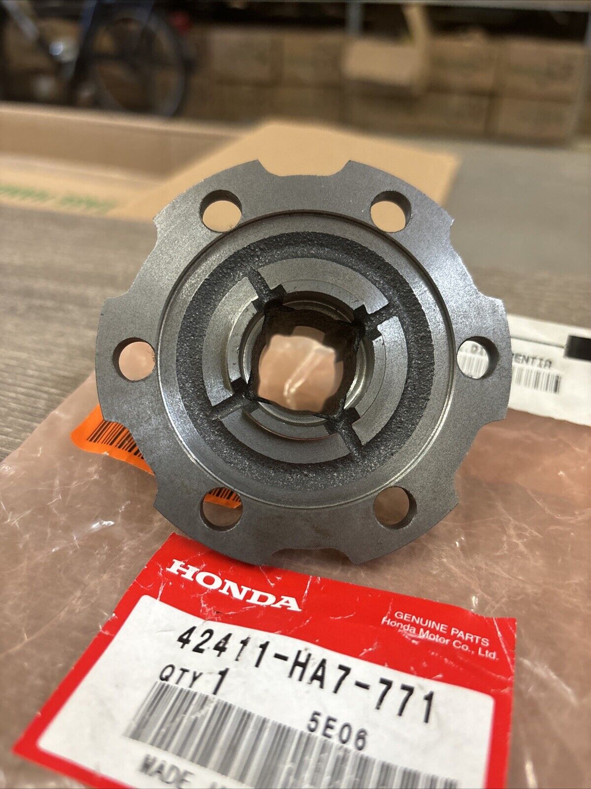 NOS Honda TRX350 TRX350D LEFT DIFFERENTIAL CASE CAP 42411-HA7-771 H120