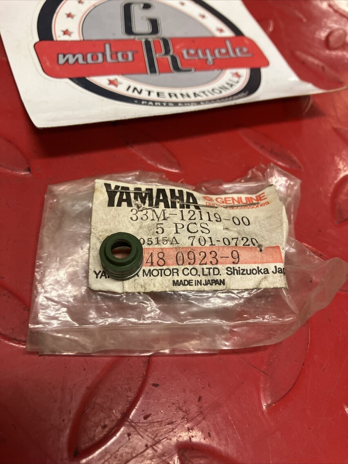 NOS YAMAHA VALVE STEM SEAL 33M-12119-00-00  Y64
