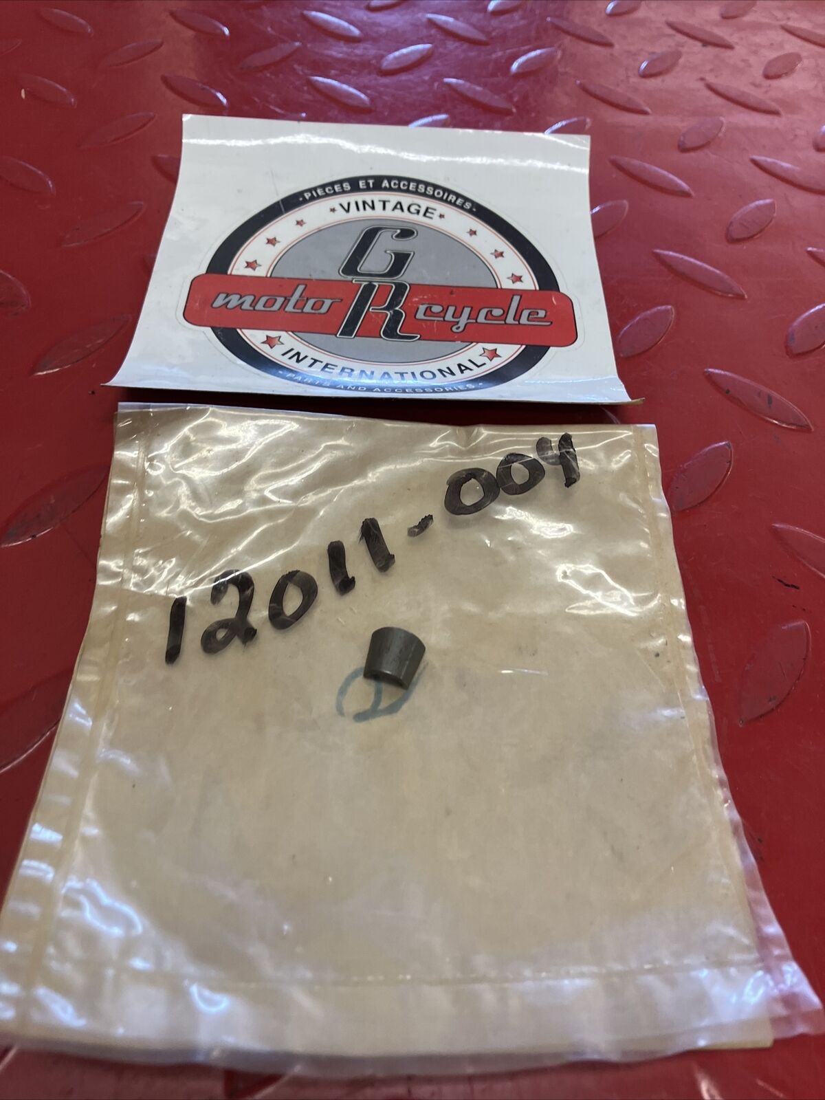 NEW NOS KAWASAKI SPLIT KEEPER 12011-004 K12