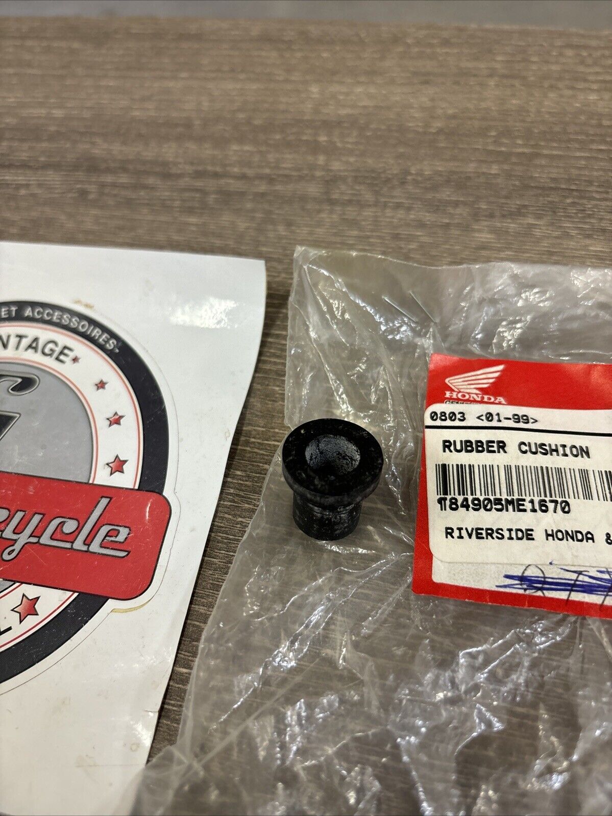 NOS Honda 1982 1983 CB750SC CUSHION RUBBER 84905-ME1-670 H159
