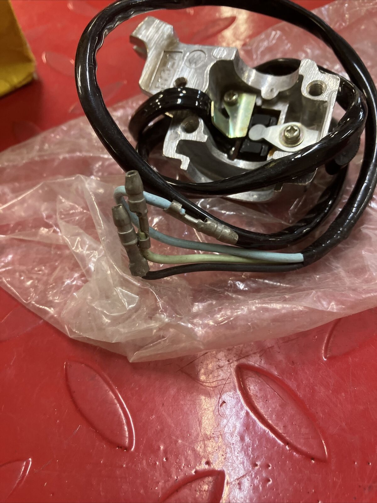 NOS Suzuki RIGHT HANDLE SWITCH UPPER COVER 57301-06821 573-2 S2