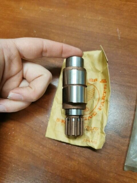 NOS Honda C72 C77 C78 CA72 CA77 LEFT CAMSHAFT 14121-259-020 H93
