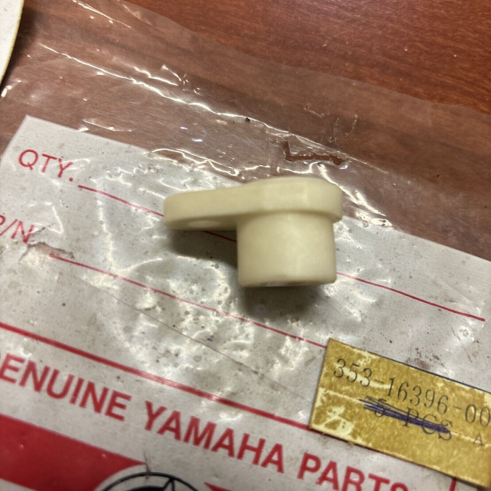 NOS Yamaha DT50 DT80 GT80 GTMX YSR50 PUSH SCREW HOUSING 353-16396-00-00 Y173