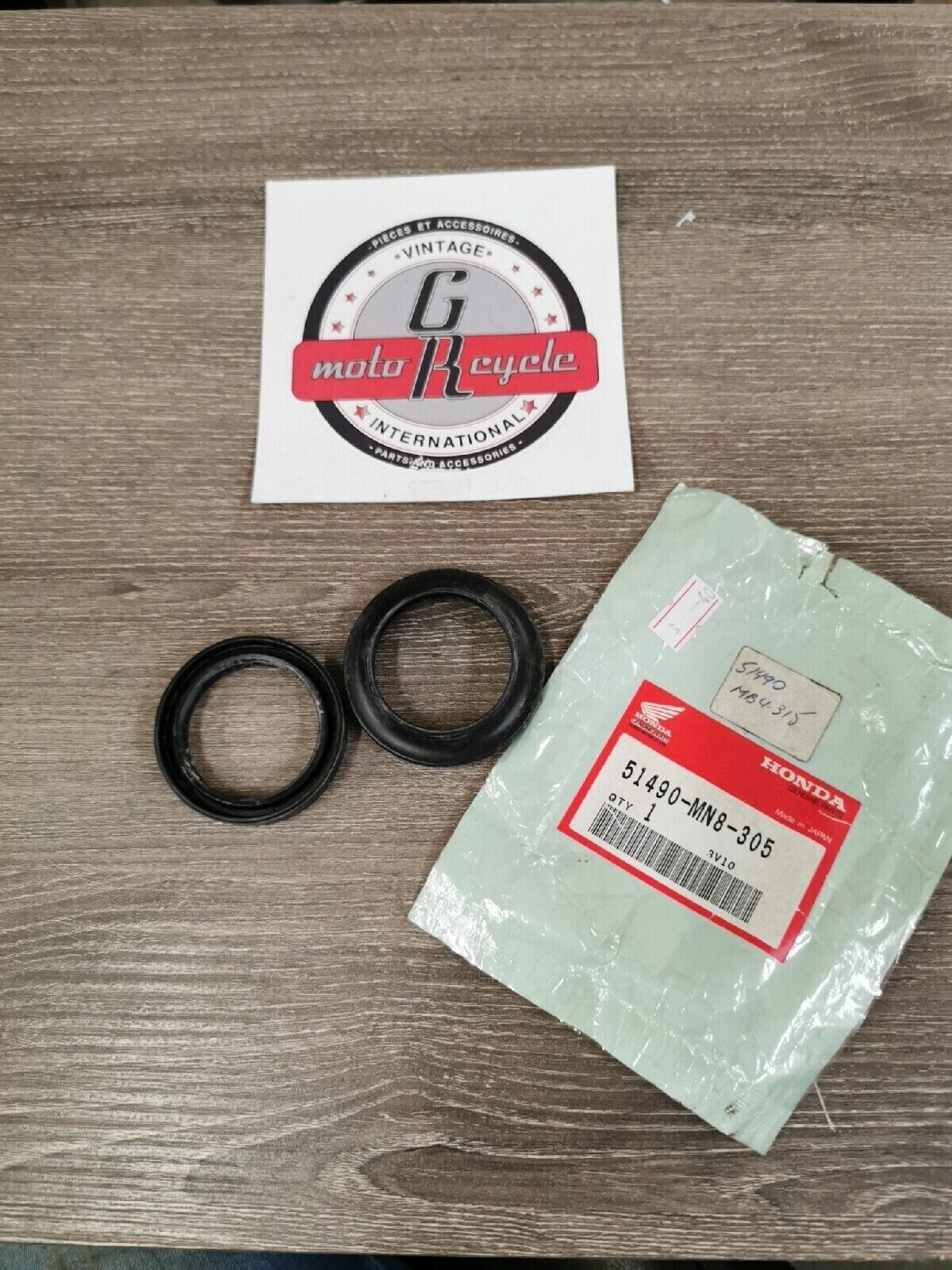 NOS HONDA CB750 VT1100C VTX1300 VTR1000F  FORK SEAL SET 51490-MN8-305 H46