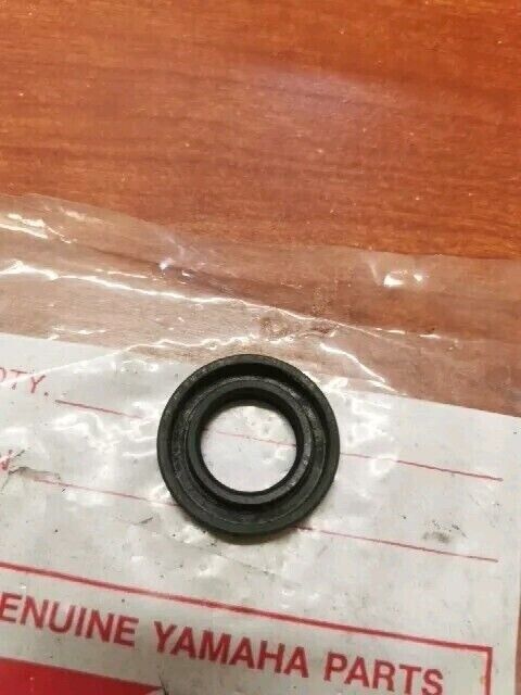 NOS Yamaha OIL SEAL (20X35X7) 93102-20009-00 Y166