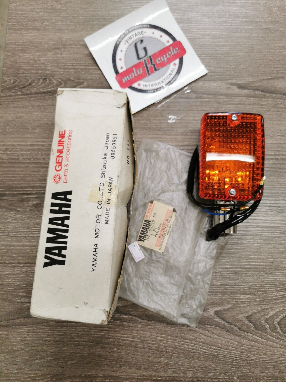 NOS YAMAHA XV920 1982 FRONT FLASHER TURN SIGNALS  10L-83310-70-00 Y54