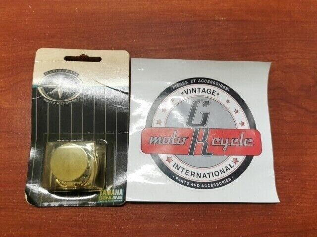 NOS Yamaha PASSENGER FOOTPEG BACKING PLATE HOLE PLUG STR-4NK26-04-04 Y102
