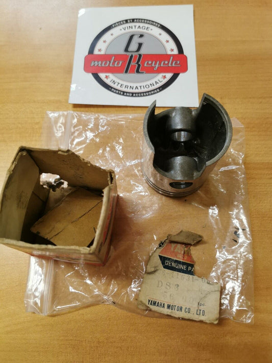 NOS YAMAHA YDS5 STD PISTON 156-11631-00-96 Y38