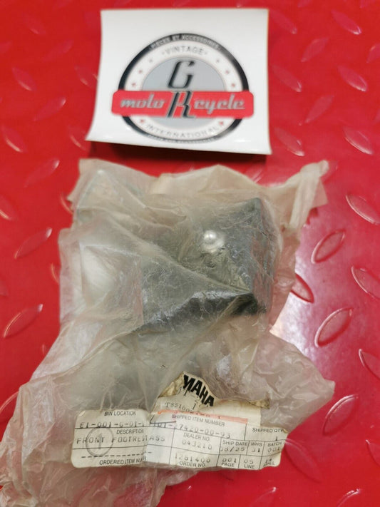 NOS Yamaha V-MAX1200 1986 - 1991 FRONT FOOTREST ASSY (RIGHT) 1UT-27420-00-93 Y19