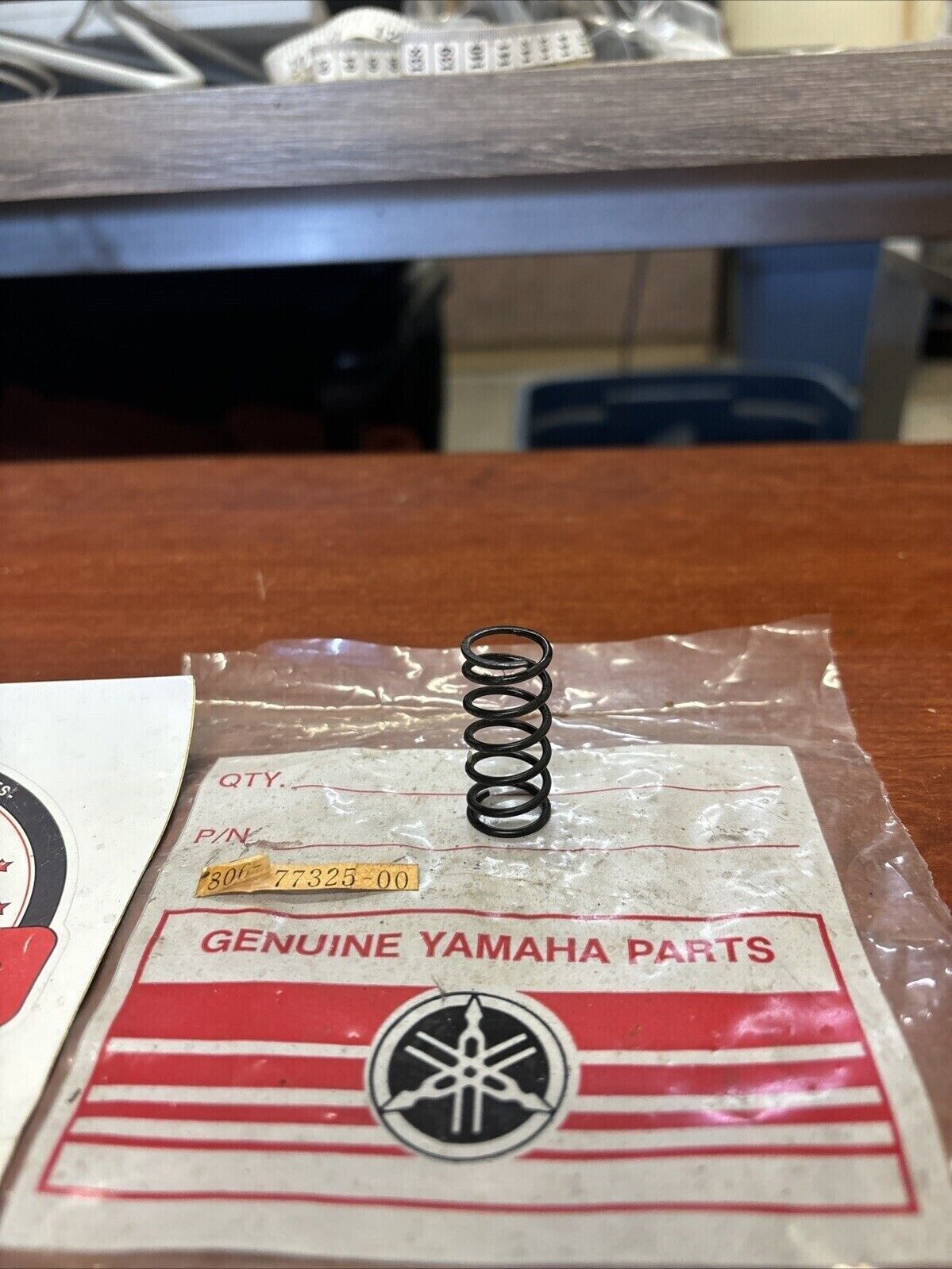 NOS Yamaha SPRING 806-77325-00-00 Y177