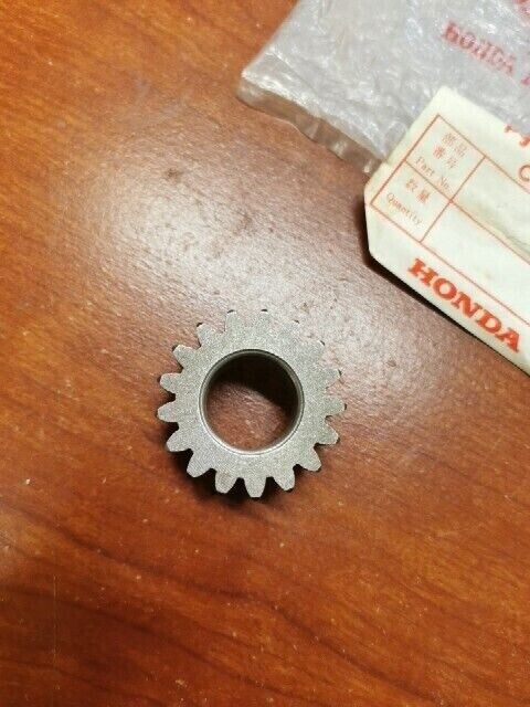 NOS Honda C65 MAIN SHAFT SECOND GEAR 23431-040-000 H80