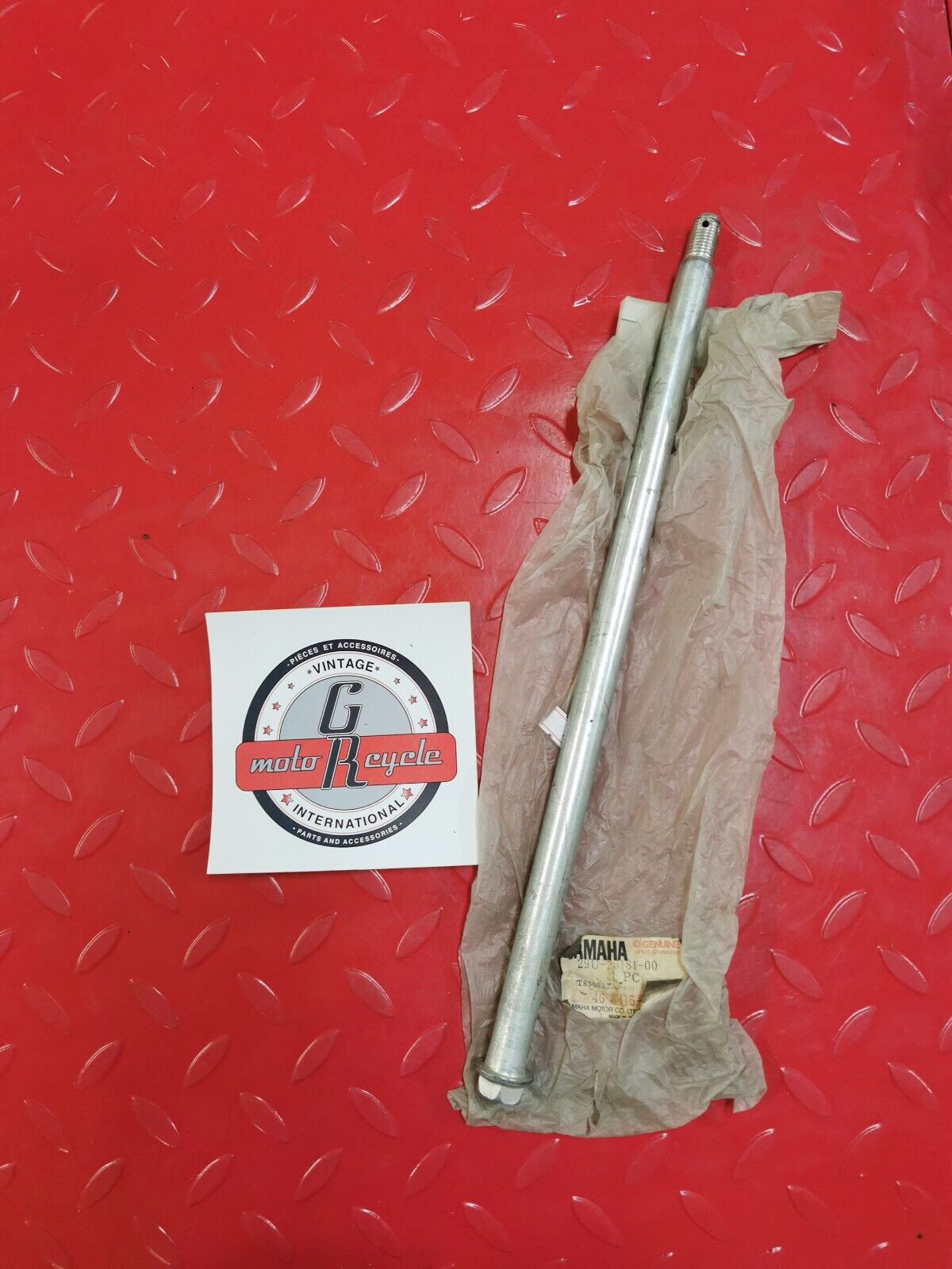 NOS Yamaha 1983 - 1986 YTM225 FRONT WHEEL AXLE 29U-25181-00-00 Y16