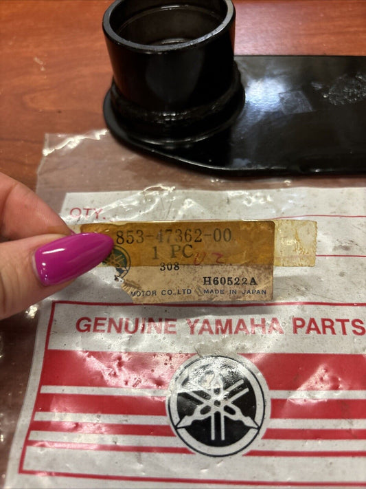 NOS Yamaha GP246F GP292F GS300 SM292F REAR ARM PIVOT 853-47362-00-00 Y184