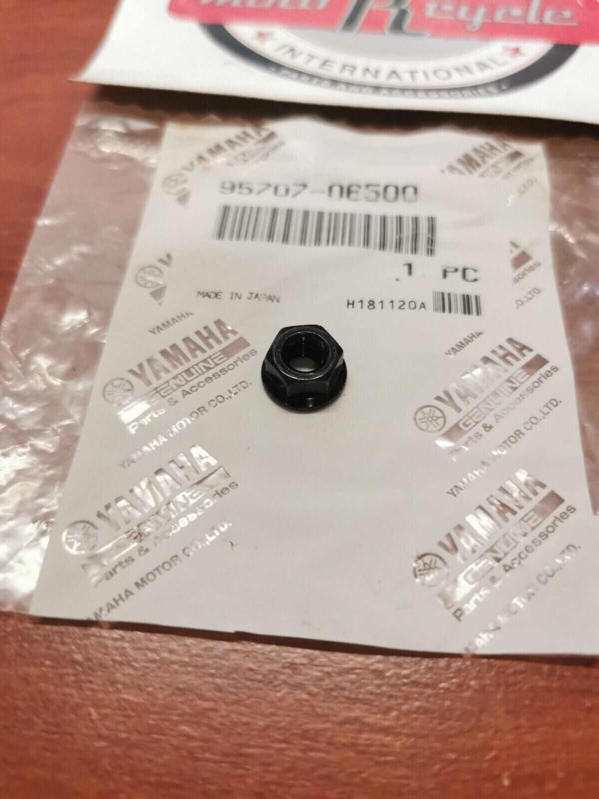 NOS Yamaha YS240 YG2800 EF2800 EF2500 EF2600 FLANGE NUT 95707-06500-00 Y81