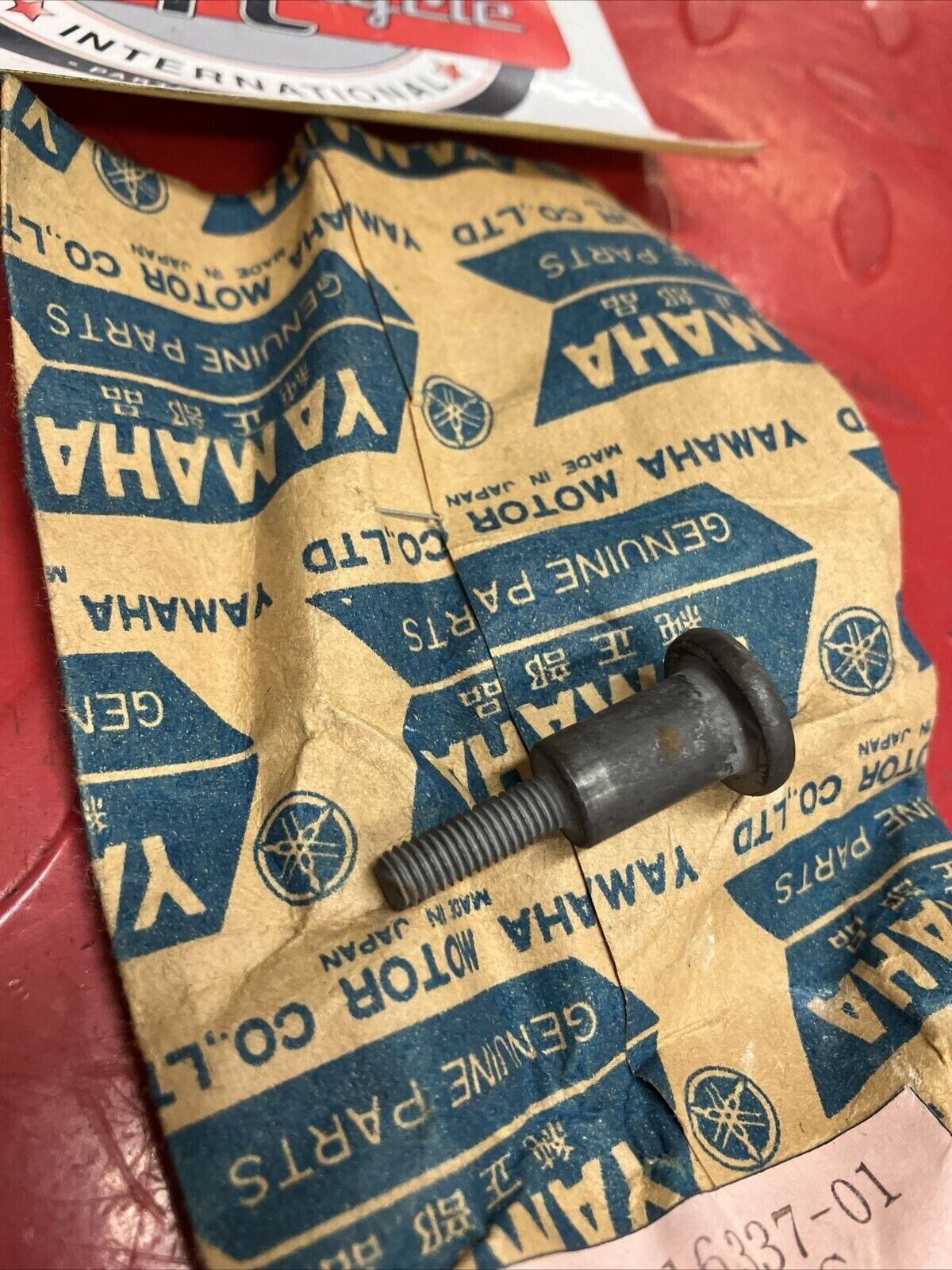 NOS YAMAHA SCREW SPECIAL SHAPE 137-16337-01-00 SUB BY 90149-05057-00 Y62