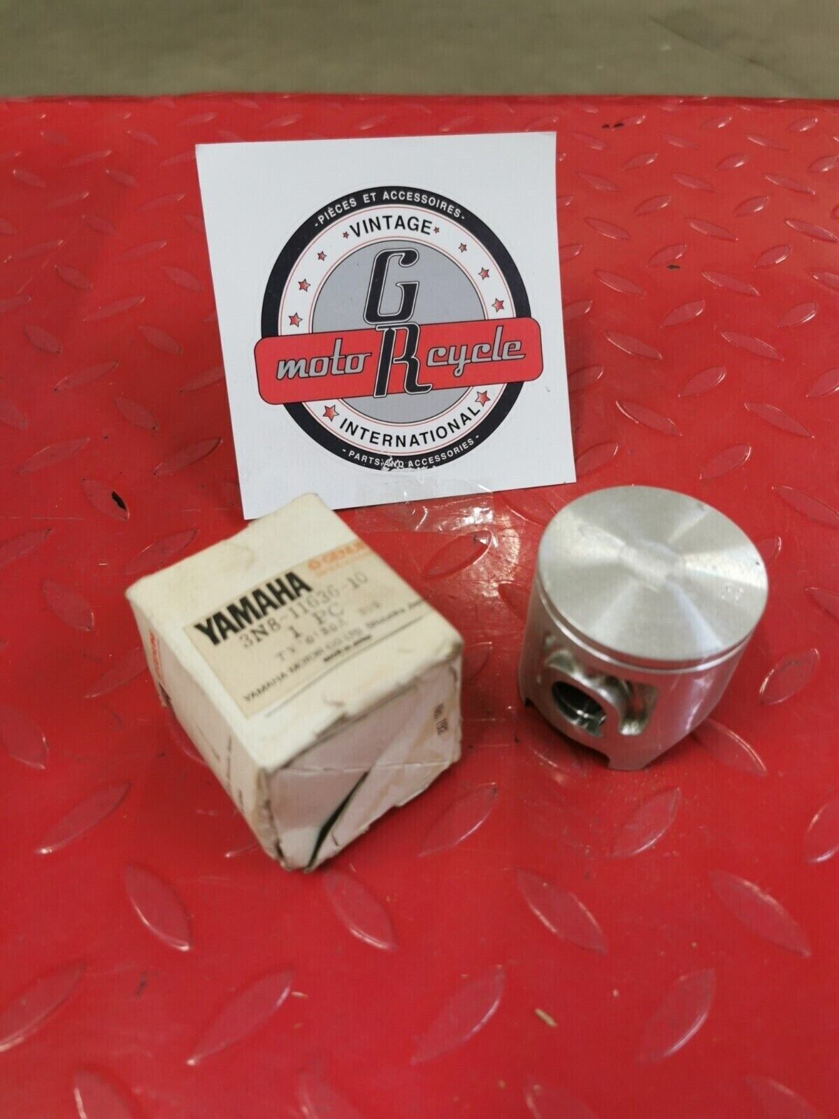 NOS YAMAHA YZ125  1981    PISTON 2 O/S 0.50   3N8-11636-10-00   Y50