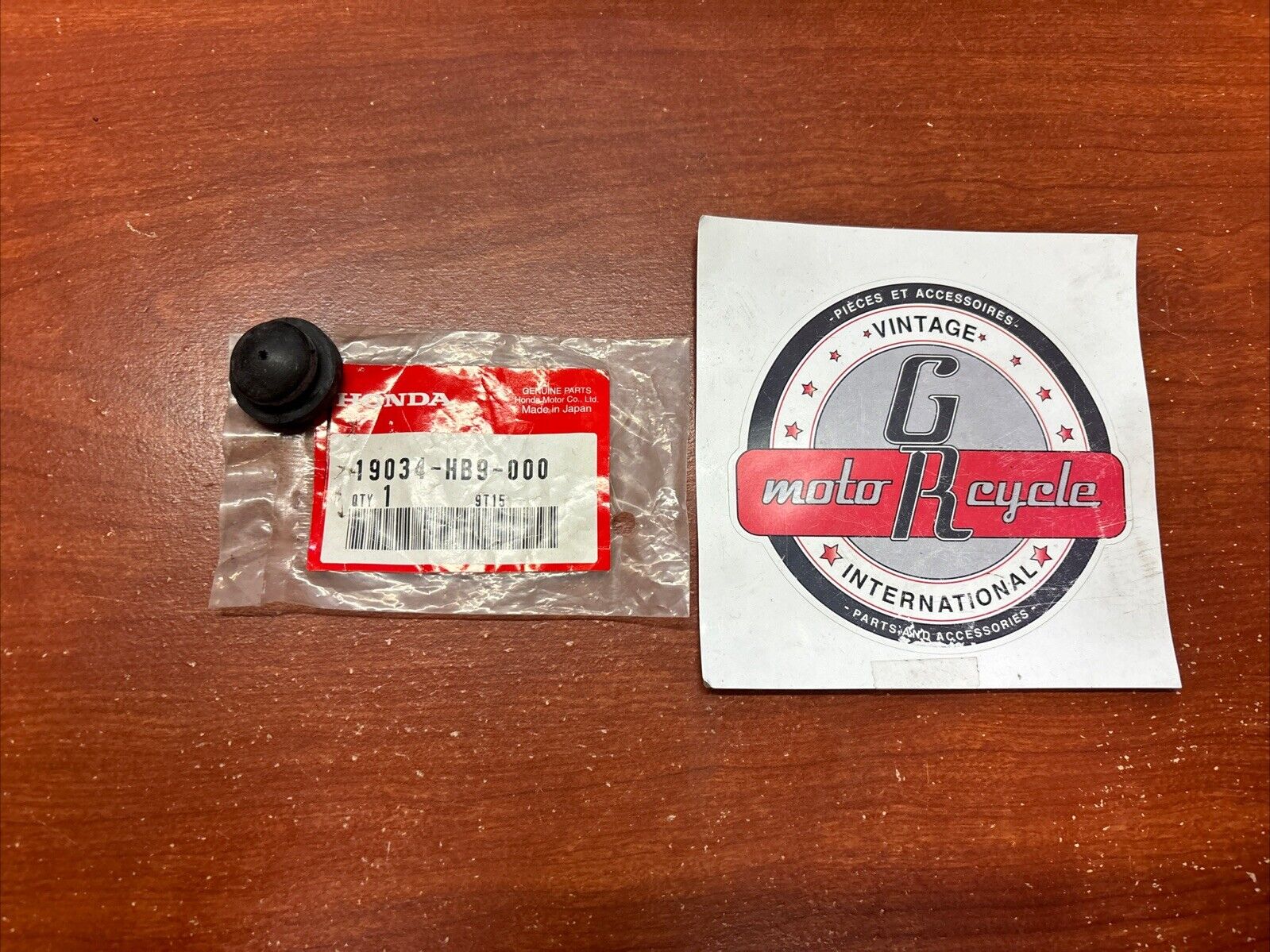 NEW NOS Honda 1986-1989 TRX250R FRONT FENDER SETTING GROMMET 19034-HB9-000 H144