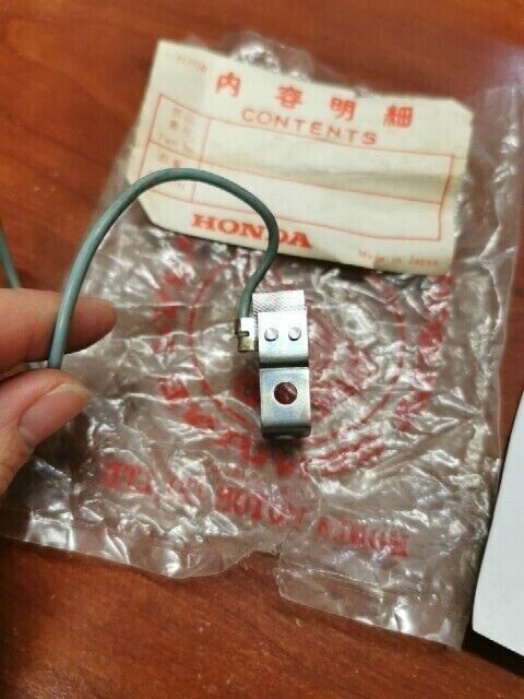 NOS Honda S65 RIGHT FRONT WINKER SOCKET 33410-035-000 H69