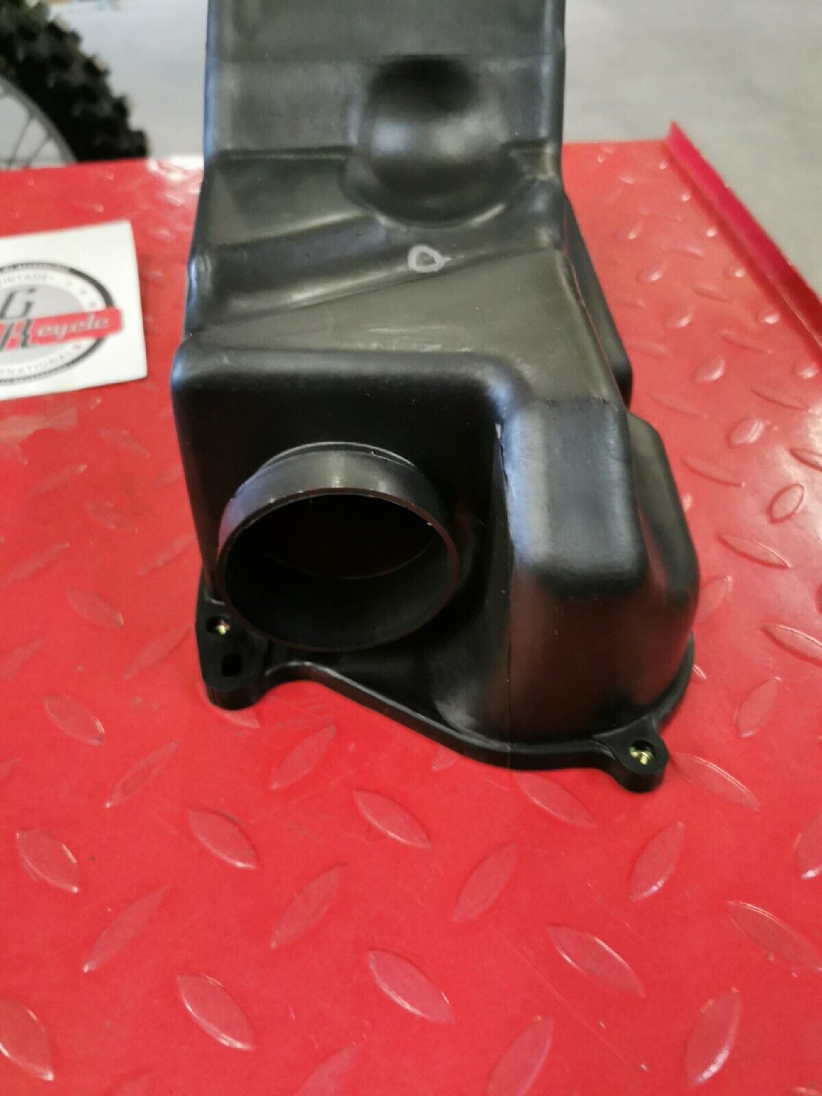 NOS YAMAHA YFM350   CASE AIR CLEANER  Superseded by 1UY-14411-02-00  Y53