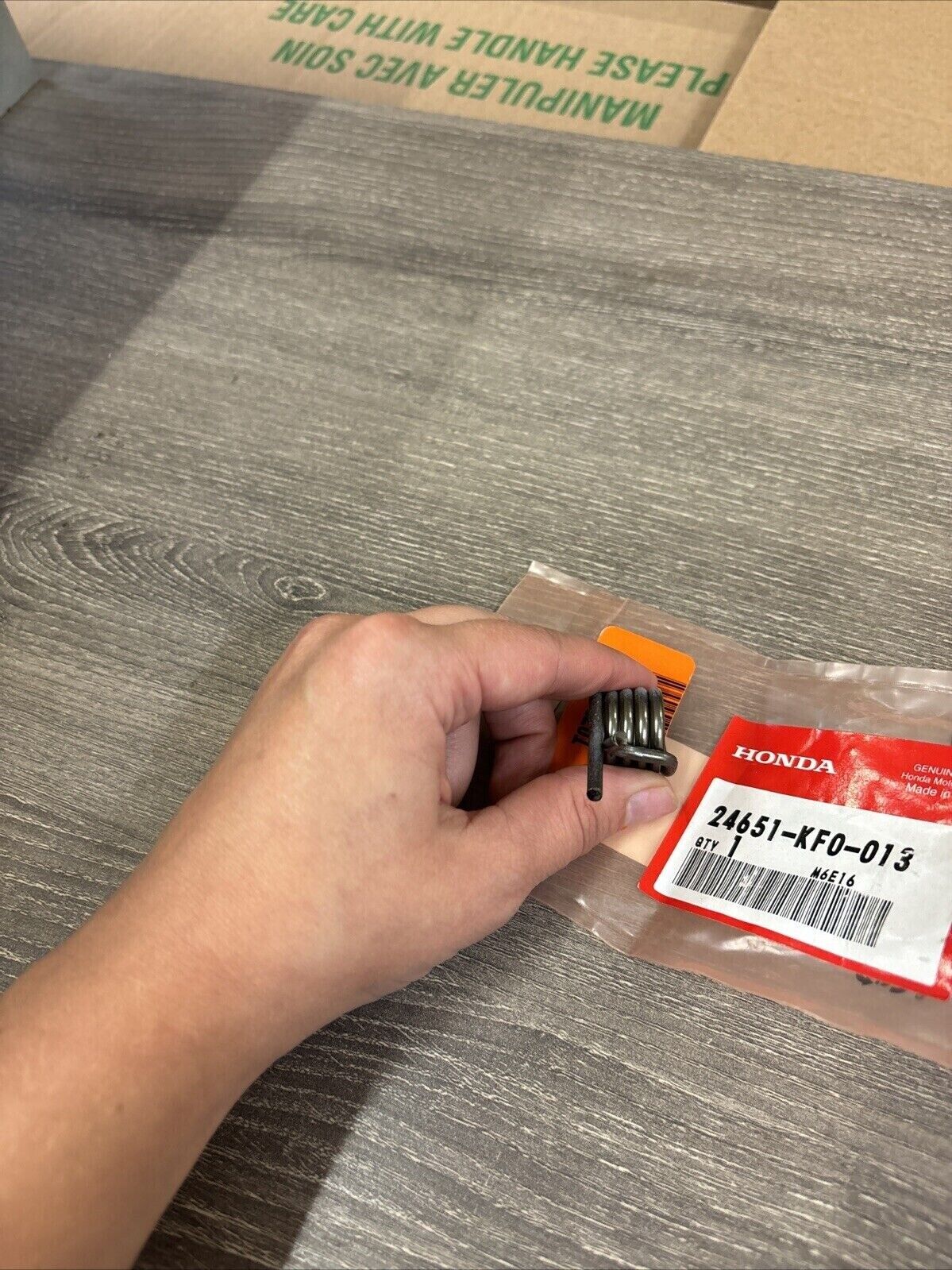 NOS Honda NX250 NX650 SLR650 XL250 GEAR SHIFT RETURN SPRING 24651-KF0-013 H118