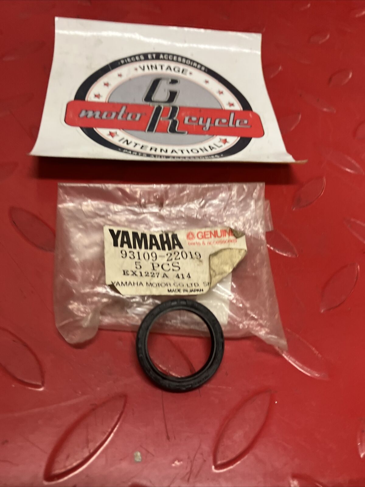 NOS YAMAHA OIL SEAL 93109-22019-00 Y66