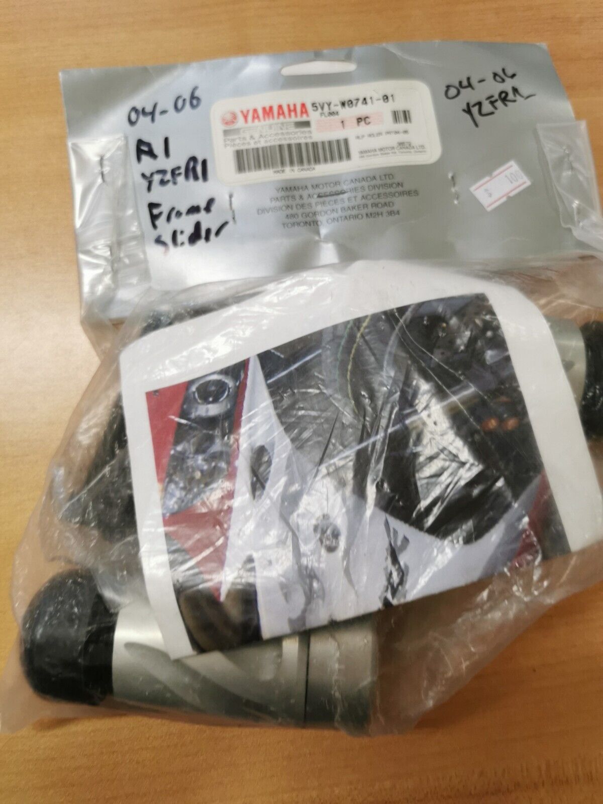 NOS YAMAHA YZFR1  2004 - 2006   FRAME SLIDER 5VY-W0741-01   Y44