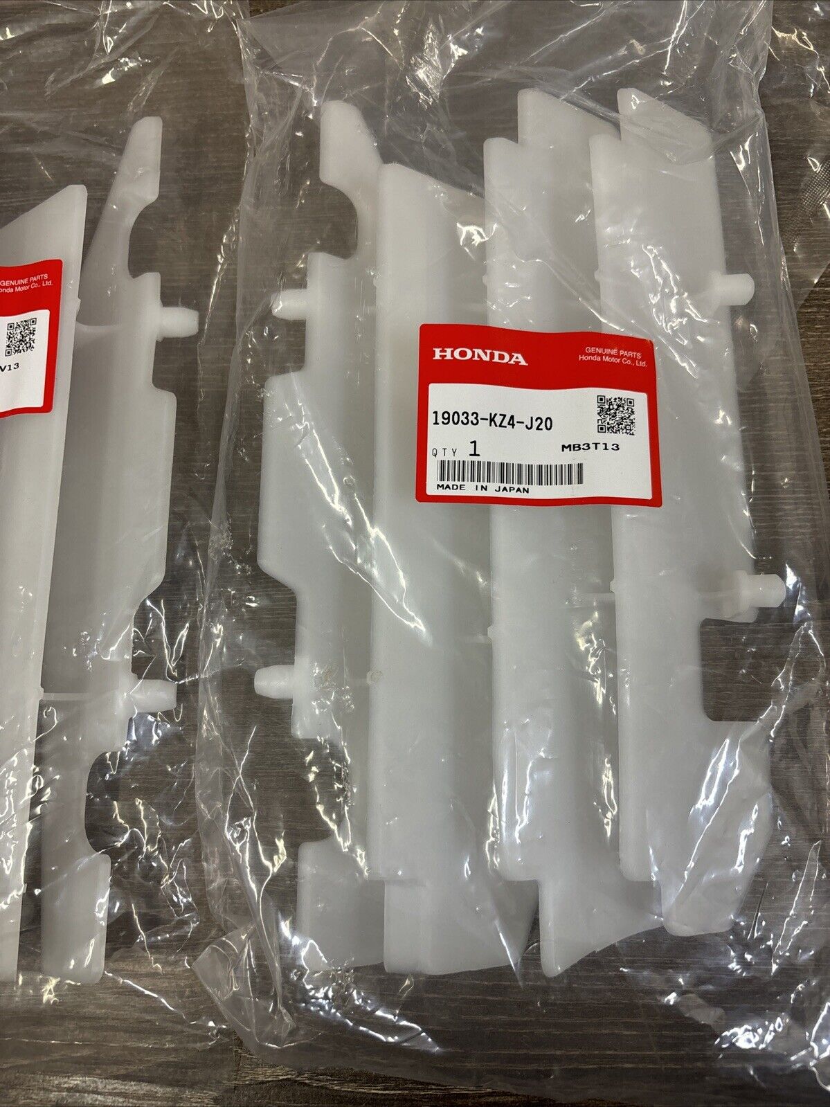NEW NOS Honda CR125R RIGHT LEFT RADIATOR GRILLE 19033-KZ4-J20 19034-KZ4-J20 H137