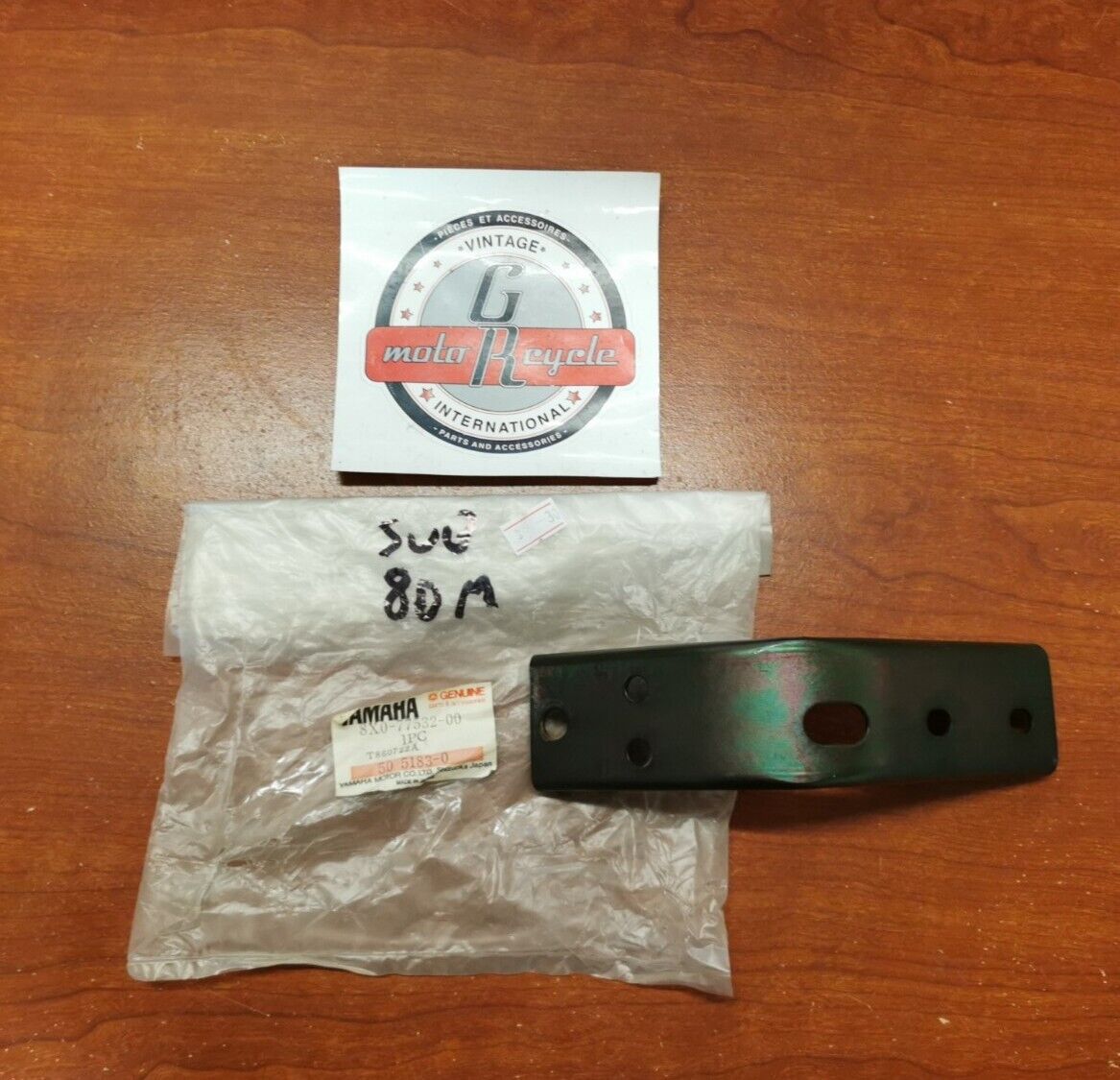 NOS Yamaha FRONT RIGHT BRACKET 8X0-77532-00-00 SUB. 80M-77532-00-00 Y92
