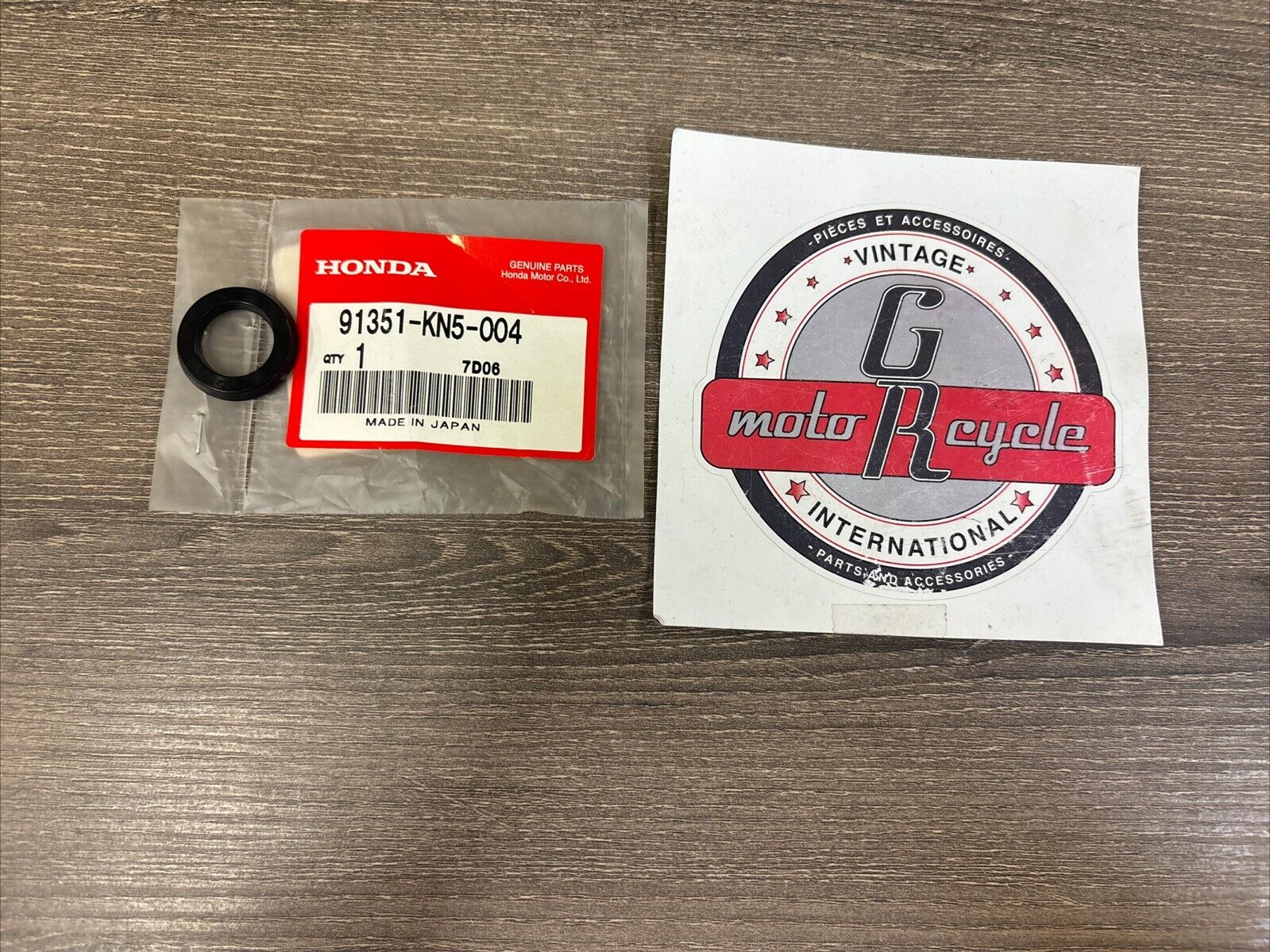 NOS Honda RVF750R XR250 R XR600R DUST SEAL B 91351-KN5-004 H128