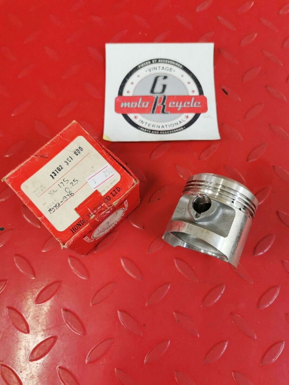 NOS HONDA  XL175 1976 - 1978 PISTON O S  0.25  13102-391-000 H40