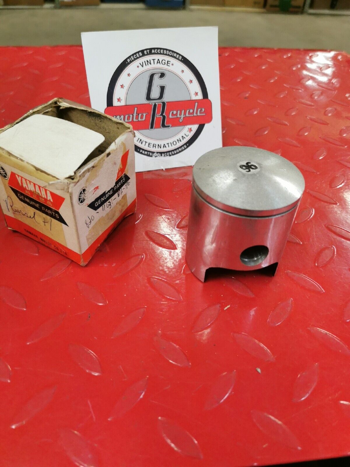 NOS YAMAHA GP433SS  GP433SR  1972  1973  PISTON STD  820-11631-02-96  Y50