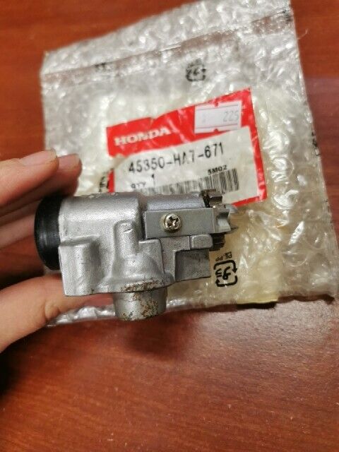 NOS Honda TRX350 TRX350D RIGHT FRONT WHEEL BRAKE CYLINDER 45350-HA7-671 H104