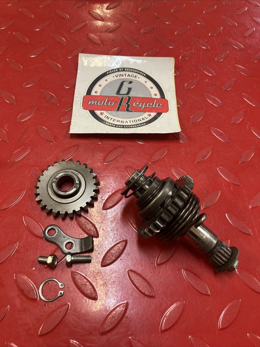 Suzuki RM125 1985 kickstarter kick starter spindle shaft idle gear 1984
