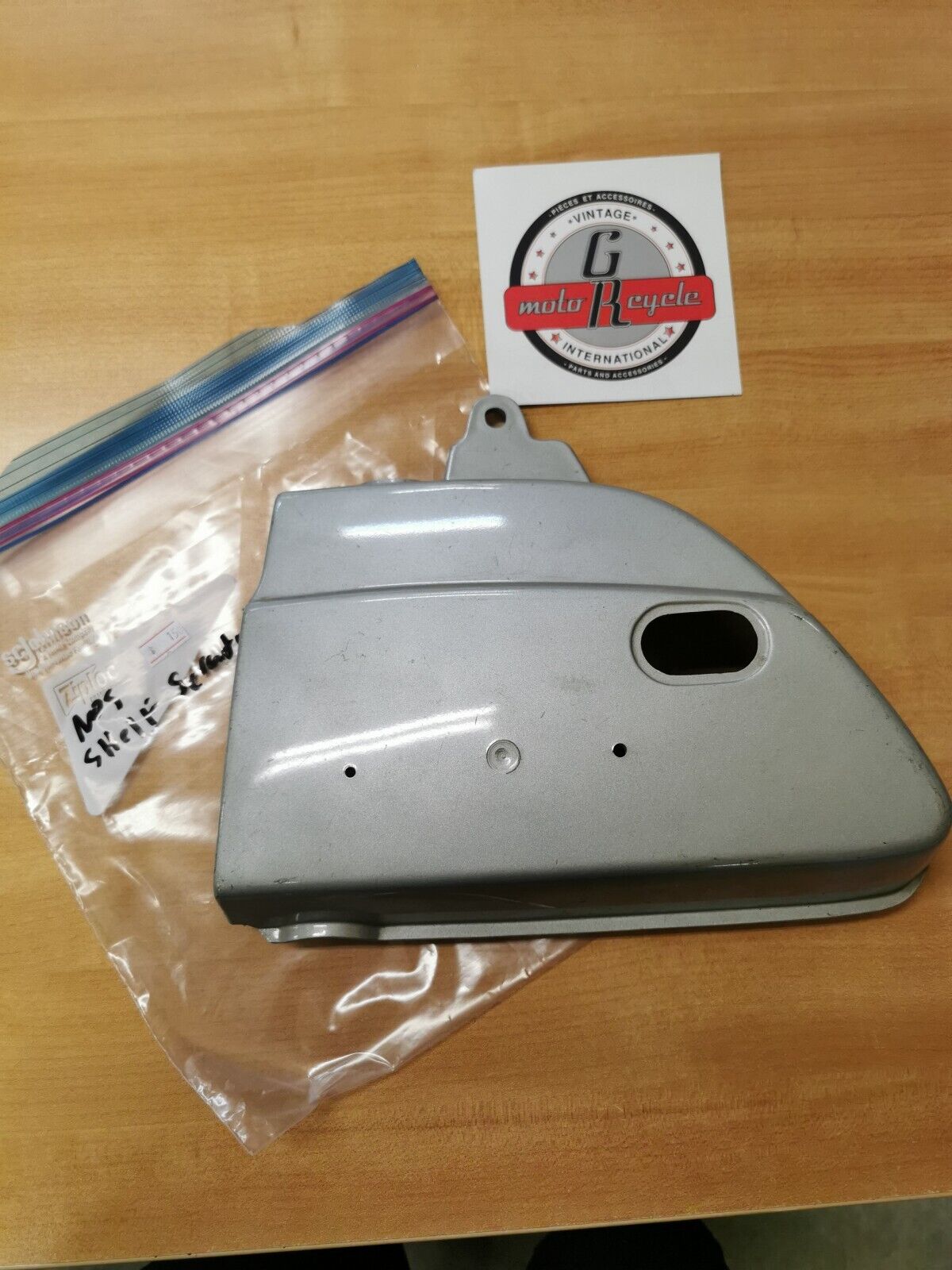 NOS SUZUKI  GT380 GT550 COVER  FRAME RH  47111-34100-737 S4