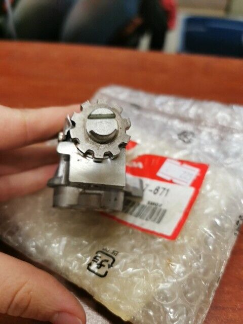 NOS Honda TRX350 TRX350D RIGHT FRONT WHEEL BRAKE CYLINDER 45350-HA7-671 H104